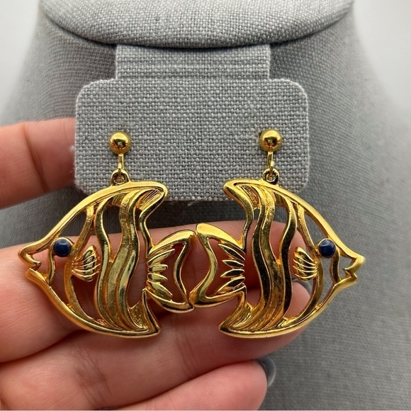 Vintage Avon Gold Tone Angel Fish Clip On Dangle Earrings Novelty Ocean - Picture 2 of 6